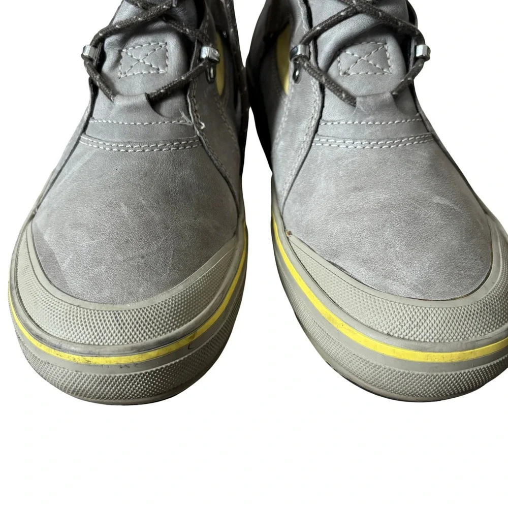 Clarks‎ Muckers Squall Boots Sz 10M Gray Yellow Leather Canvas Winter Waterproof